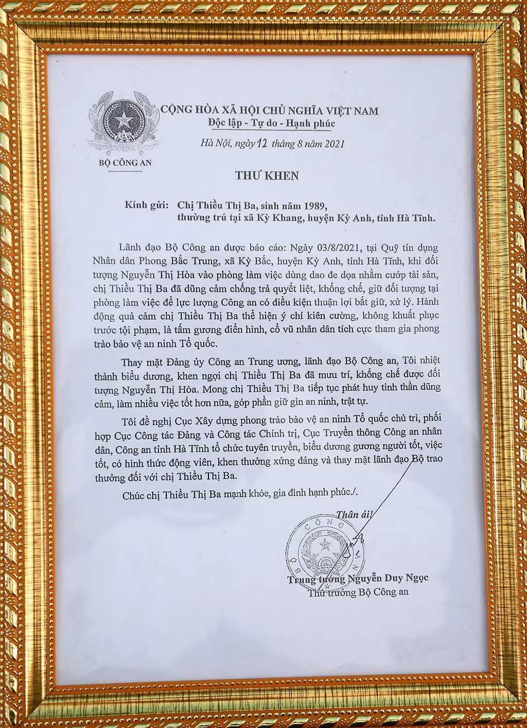 Trao Thư khen của lãnh đạo Bộ Công an cho công dân dũng cảm -0