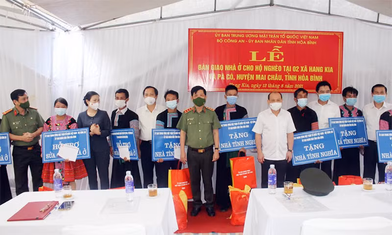 Lễ bàn giao nhà ở cho hộ nghèo&nbsp;tại&nbsp;huyện Mai Châu -0