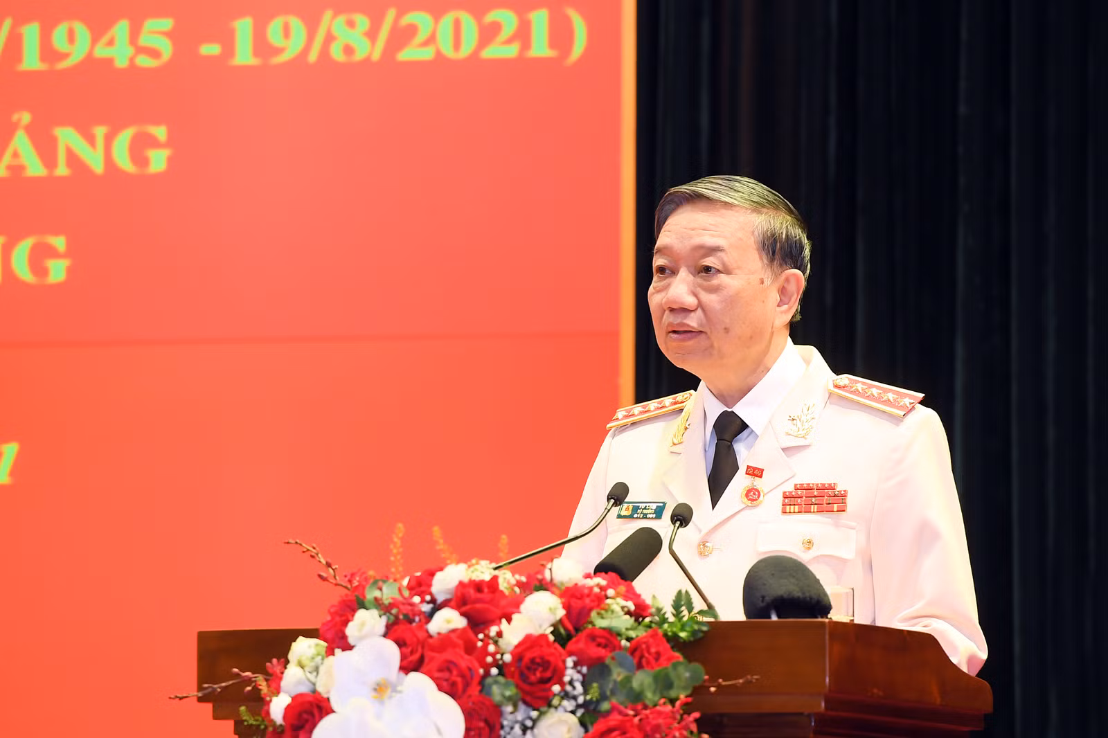  Chủ tịch nước Nguyễn Xuân Phúc trao tặng Huy hiệu Đảng cho đảng viên trong Đảng bộ Công an Trung ương -0