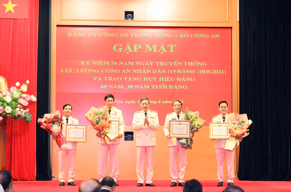 Chủ tịch nước Nguyễn Xuân Phúc trao tặng Huy hiệu Đảng cho đảng viên trong Đảng bộ Công an Trung ương -0