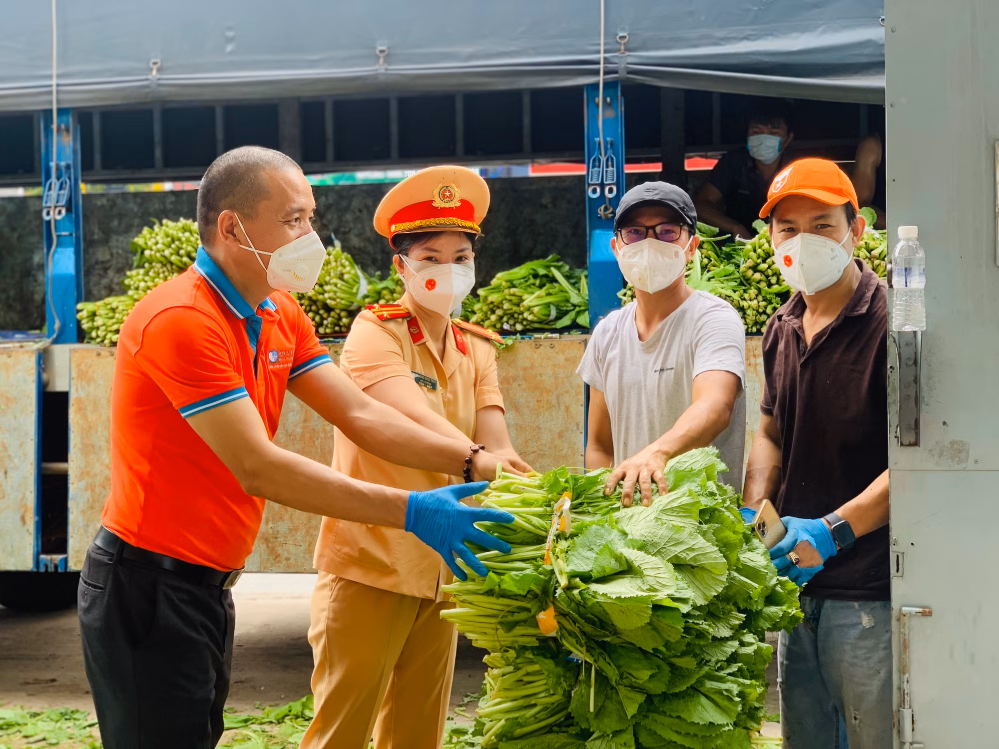 Phụ nữ, thanh niên Cục CSGT tặng quà CBCS trực các chốt chống dịch COVID -19 -1