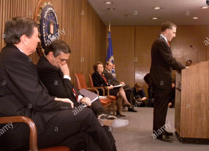 “Con chuột chũi” khổng lồ trong lòng FBI -0