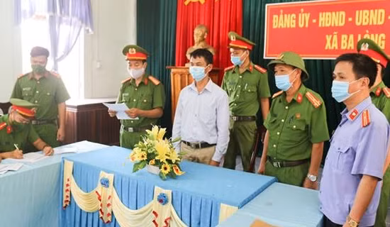 Khởi tố, bắt tạm giam nguyên Chủ tịch và công chức địa chính xã do sai phạm đất đai