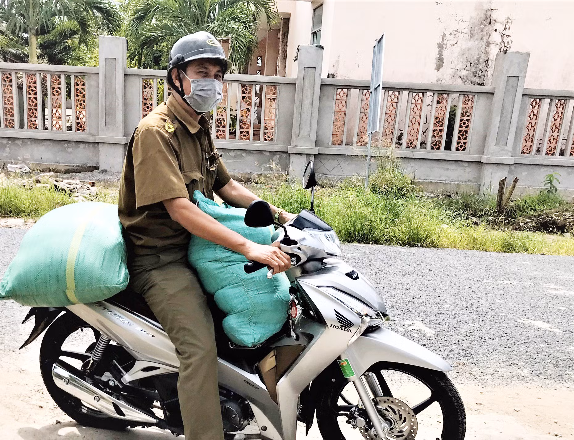 Công an viên mua gạo mang tận nhà tặng người dân -2