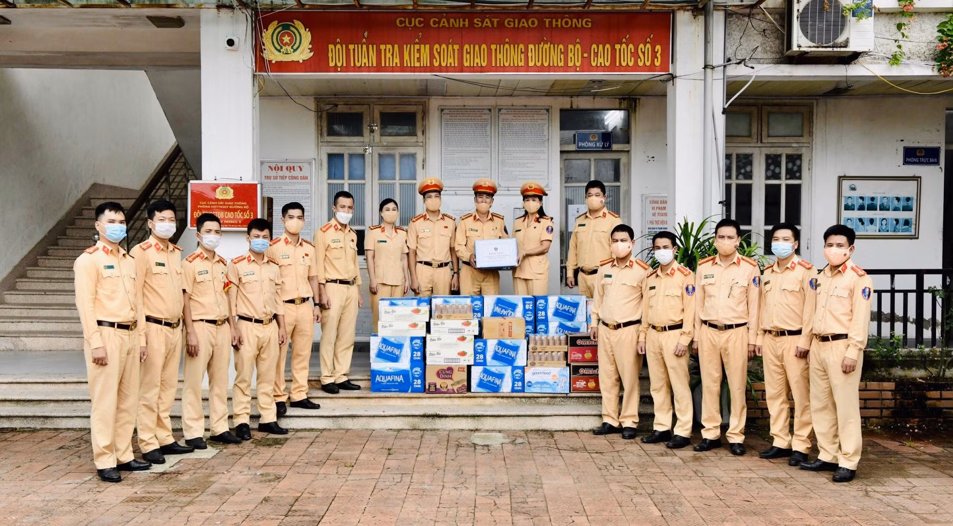 Phụ nữ, thanh niên Cục CSGT tặng quà CBCS trực các chốt chống dịch COVID -19 -0