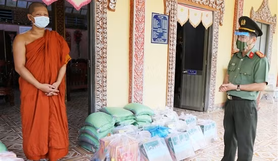 Công an Sóc Trăng tiếp tục chia sẻ với người dân vùng cách ly