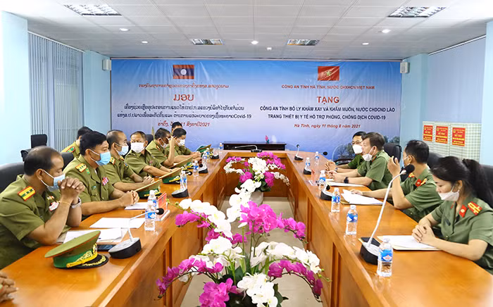 Công an Hà Tĩnh tặng trang thiết bị y tế cho Công an tỉnh Bô Ly Khăm xay và Khăm muồn -0