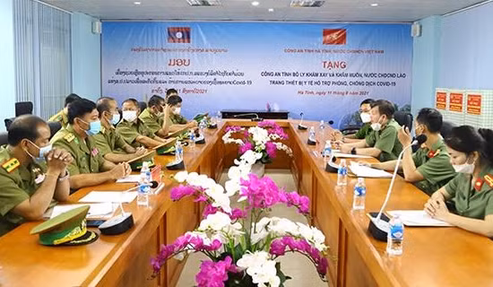 Vận hành "Hành trình không chạm" tại chốt kiểm soát dịch cầu Bạch Đằng ảnh 4