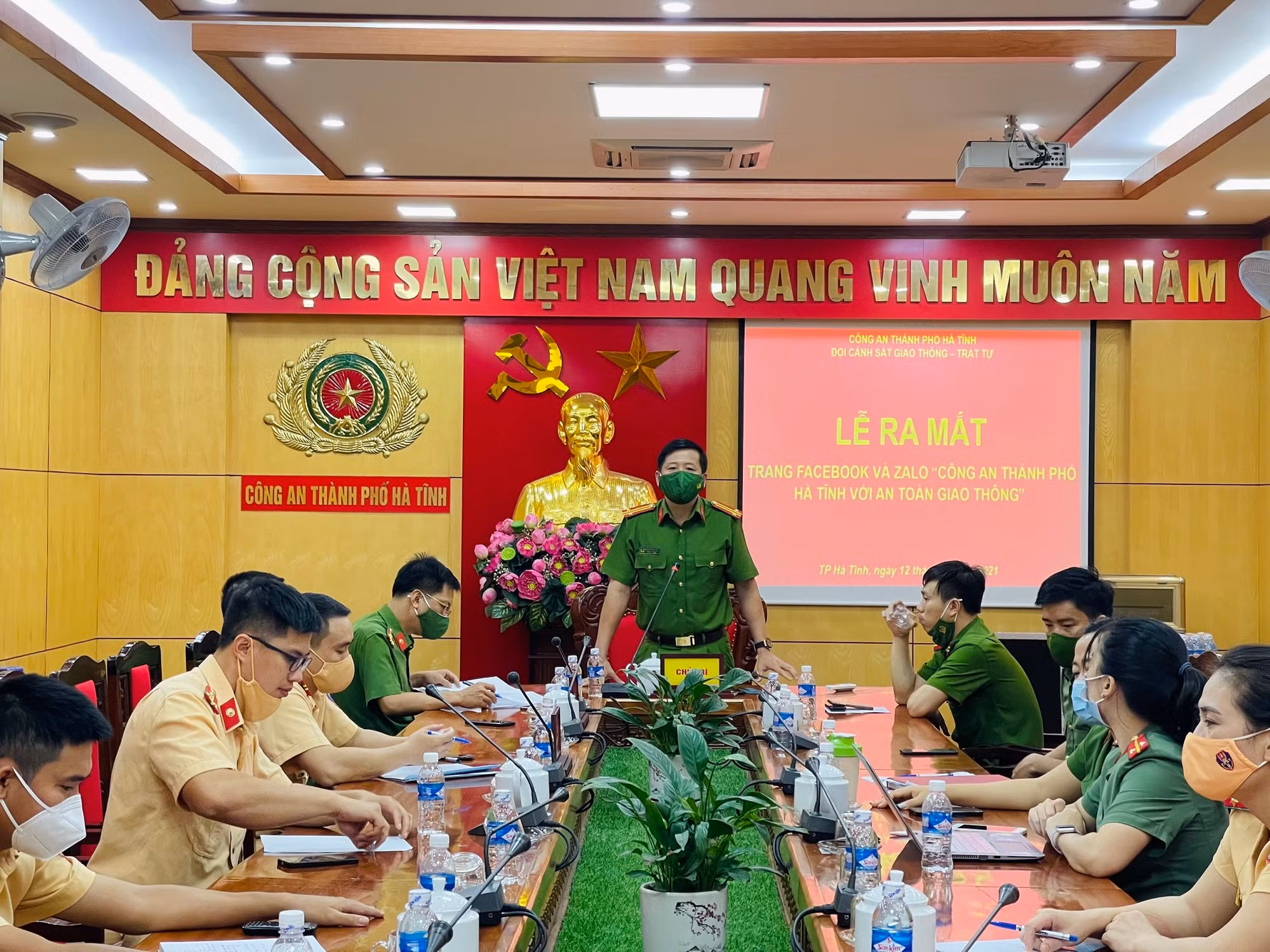 Lực lượng CSGT Công an TP Hà Tĩnh kết nối với người dân qua mạng xã hội -0