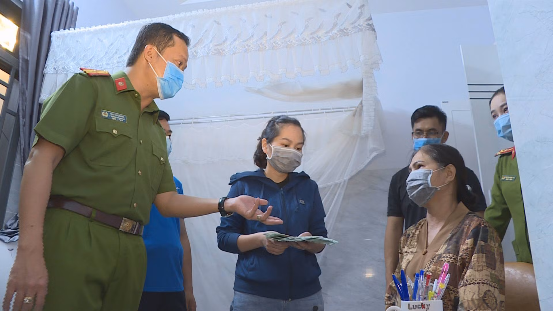 Khởi tố nhóm đối tượng “chạy án” chiếm đoạt 400 triệu đồng -0