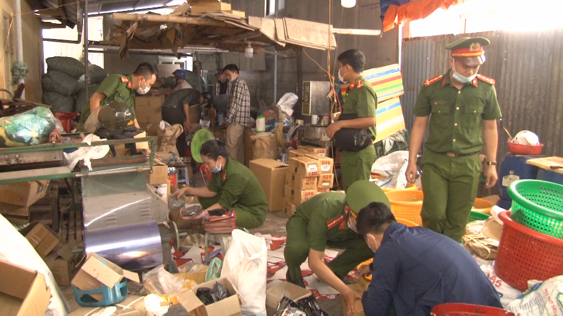 Phát hiện 3 cơ sở sản xuất hàng chục nghìn phụ tùng mô tô giả -0