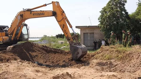 Một hộ kinh doanh chôn lấp hơn 500 tấn chất thải công nghiệp