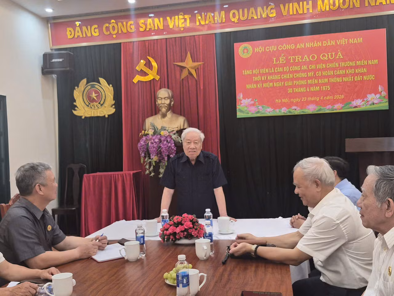 Hội Cựu CAND Việt Nam trao quà -0