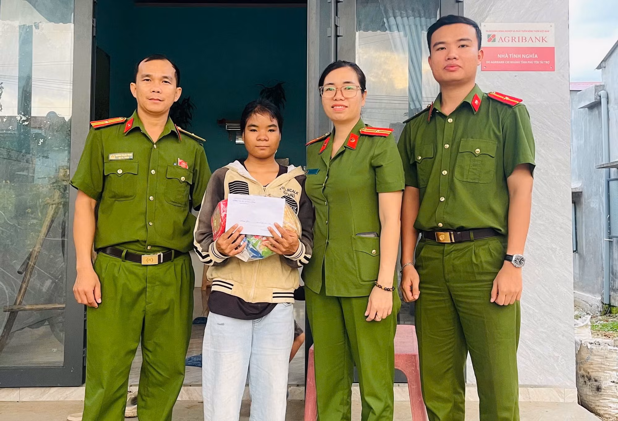  Nữ Phó trưởng Công an xã luôn gần dân, vì nhân dân phục vụ -0