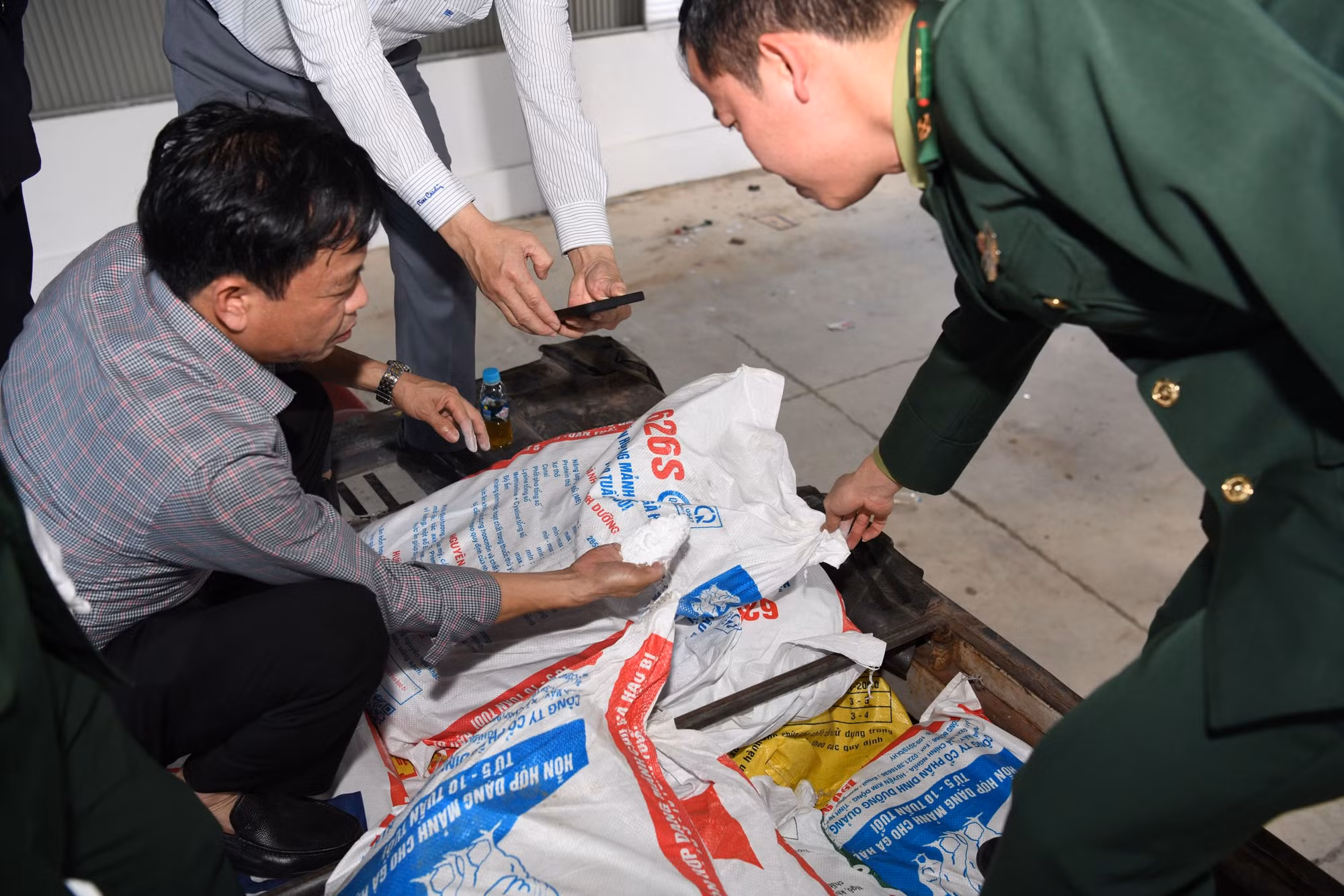 Lực lượng chức năng kiểm tra nguyên liệu caffeine.