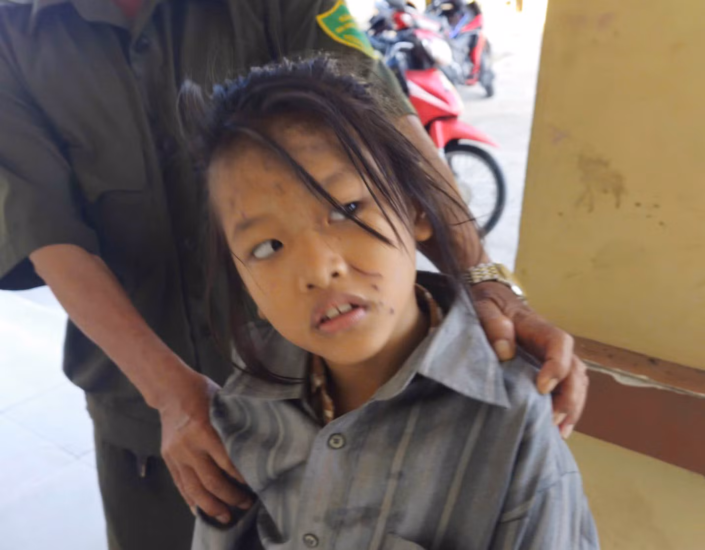 Tìm người thân cho cháu bé đi lạc -1