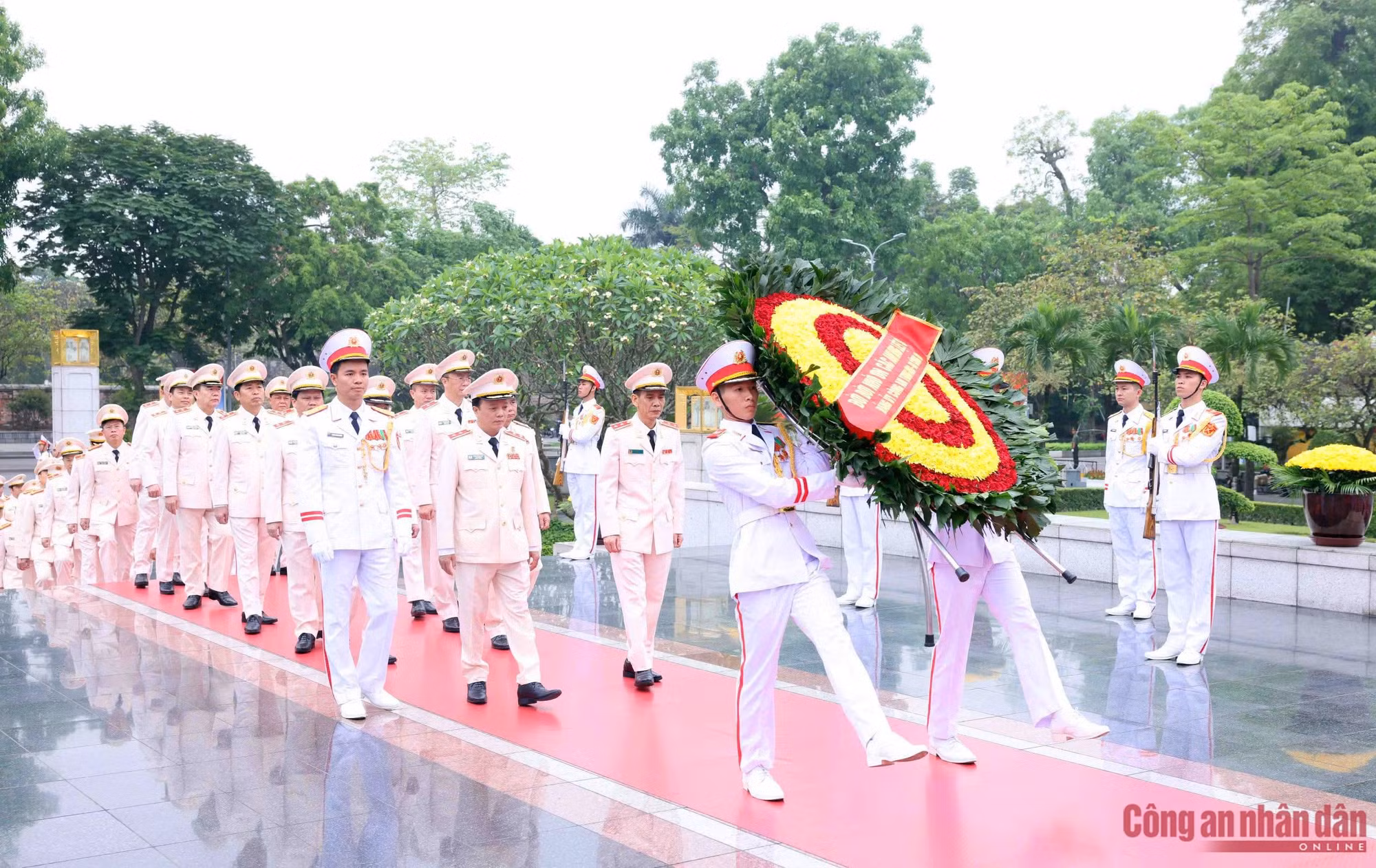 Lãnh đạo Đảng, Nhà nước, Bộ Công an vào Lăng viếng Chủ tịch Hồ Chí Minh ảnh 8 Lãnh đạo Đảng, Nhà nước, Bộ Công an vào Lăng viếng Chủ tịch Hồ Chí Minh -0