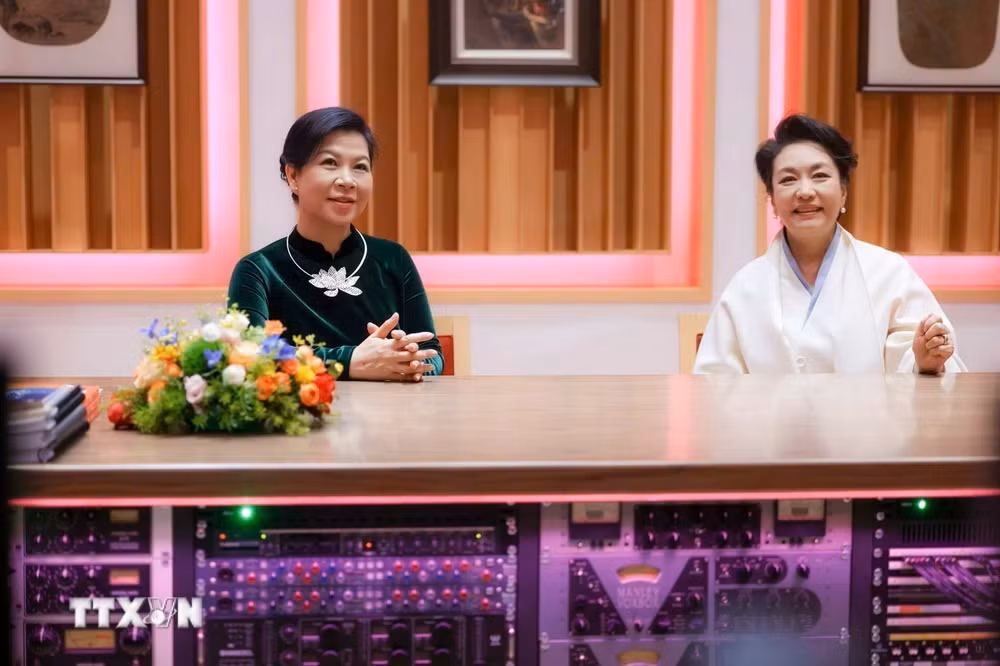 Phu nhân Ngô Phương Ly gặp gỡ, trao đổi với phu nhân Bành Lệ Viên về giao lưu, phát triển văn hóa giữa hai nước Việt Nam - Trung Quốc. Ảnh: TTXVN.