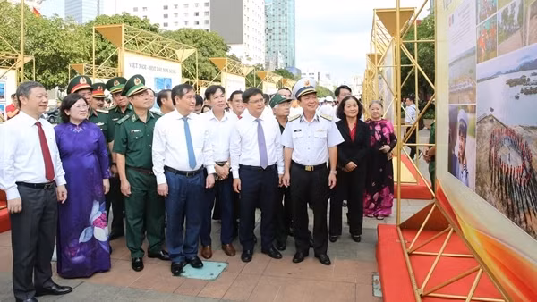 Triển lãm ảnh “Việt Nam - Một dải non sông" và TP Hồ Chí Minh vang mãi khúc khải hoàn