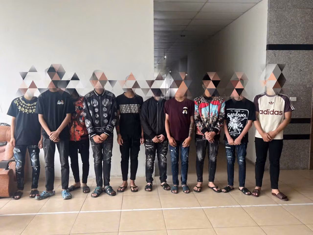 Khởi tố nhóm đối tượng sử dụng vũ khí quân dụng hỗn chiến trong đêm -0