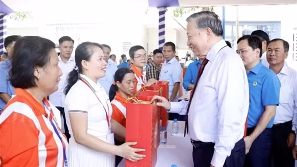 Tổng Bí thư, Chủ tịch nước động viên công nhân, người lao động ở TP Hồ Chí Minh