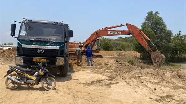 Quyết liệt xử lý điểm nóng về khai thác đất trái phép ở Vạn Hưng