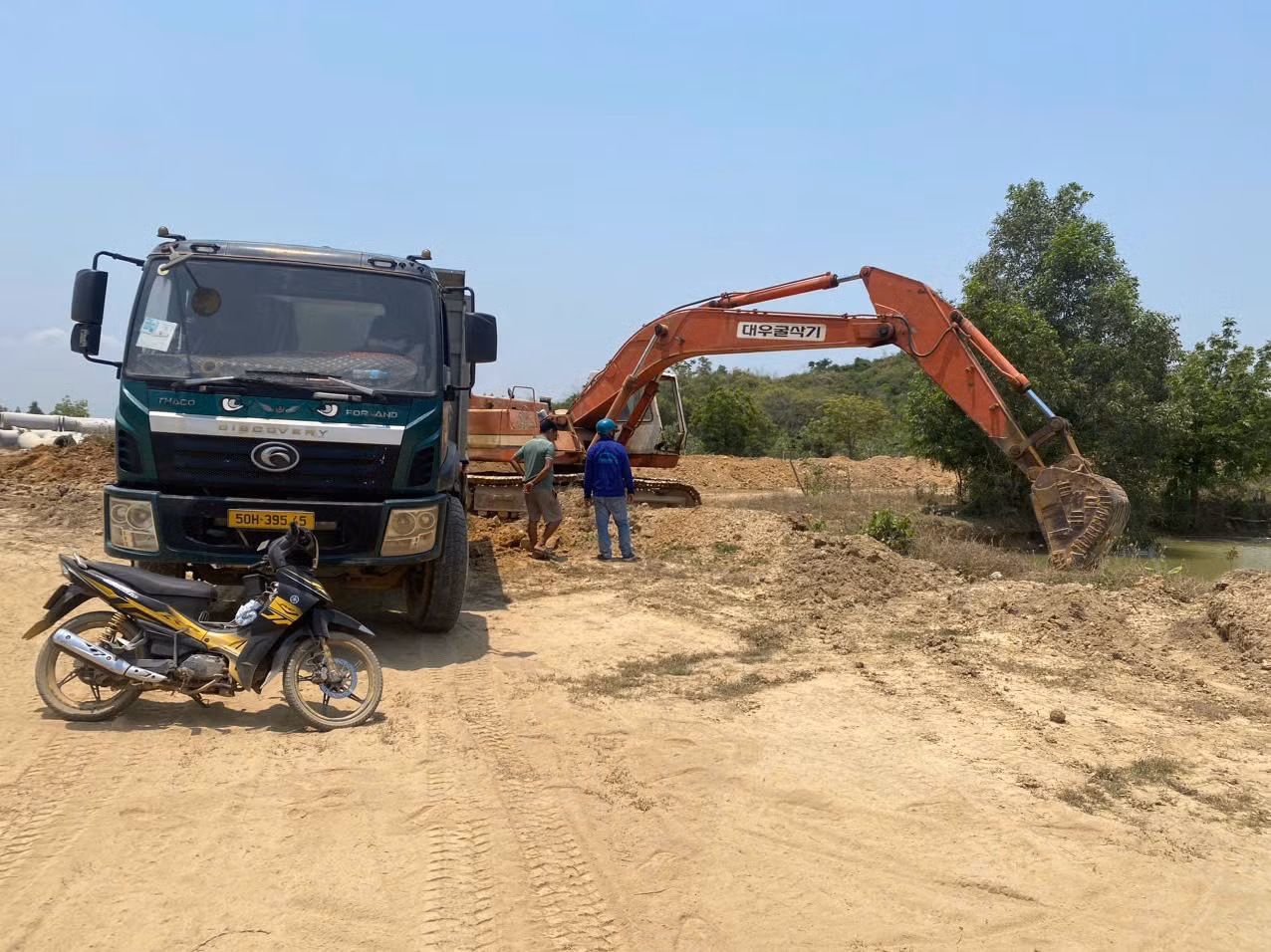 Quyết liệt xử lý nạn khai thác đất trái phép ở xã Vạn Hưng -0