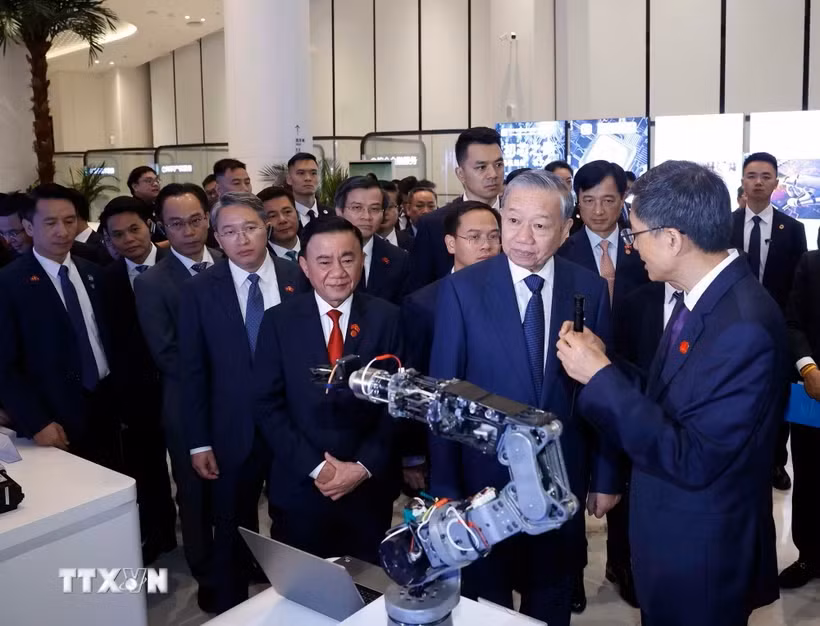 Tổng Bí thư, Chủ tịch nước Tô Lâm nghe giới thiệu về Trung tâm hợp tác ứng dụng AI Trung Quốc-ASEAN. Ảnh: TTXVN.