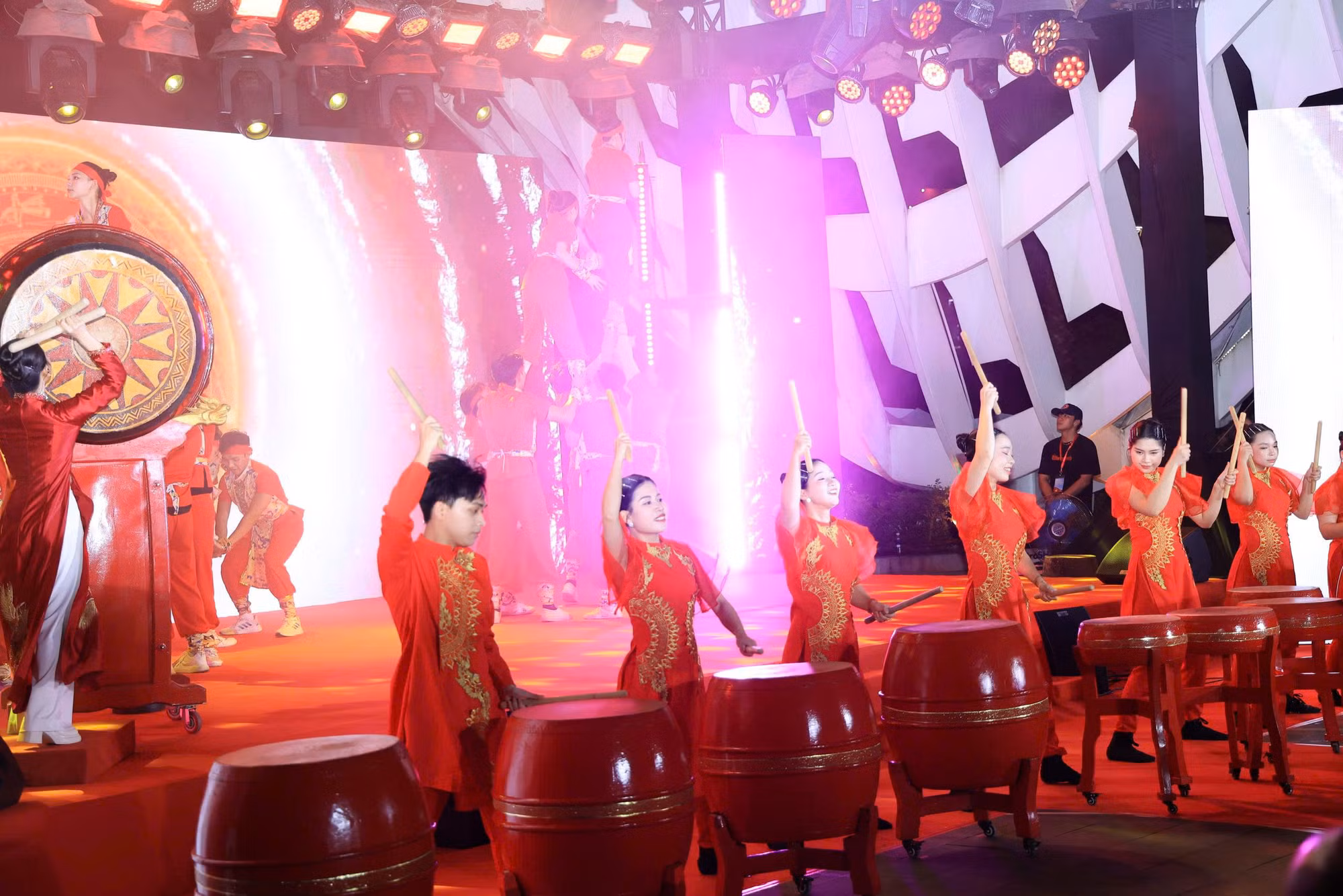 Khai mạc Gala “Tổ quốc bình yên”: Lan tỏa bản lĩnh, hun đúc “thế trận lòng dân” trong kỷ nguyên mới -1
