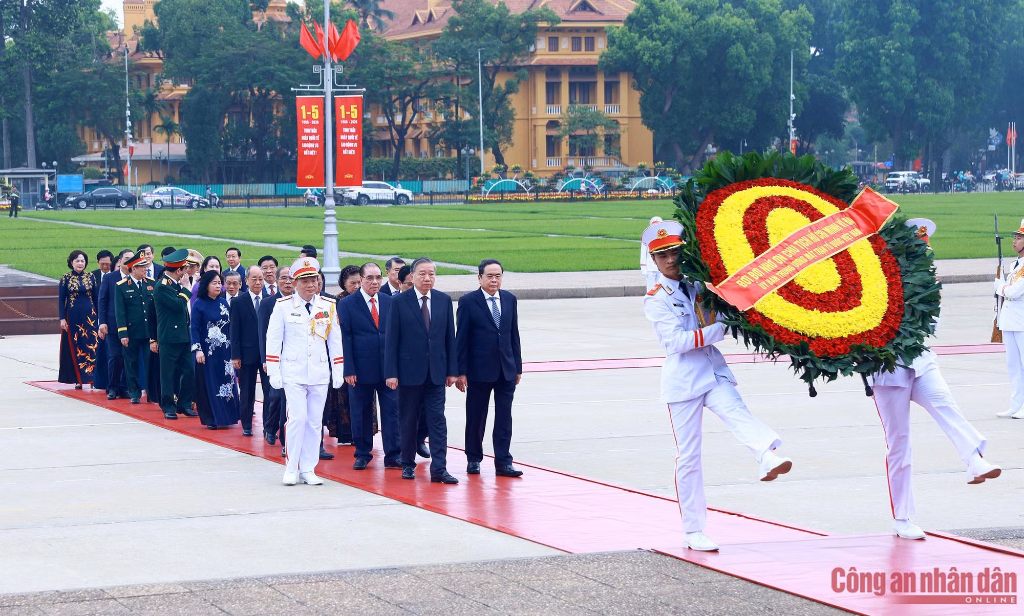 Lãnh đạo Đảng, Nhà nước, Bộ Công an vào Lăng viếng Chủ tịch Hồ Chí Minh ảnh 1 Lãnh đạo Đảng, Nhà nước, Bộ Công an vào Lăng viếng Chủ tịch Hồ Chí Minh -0
