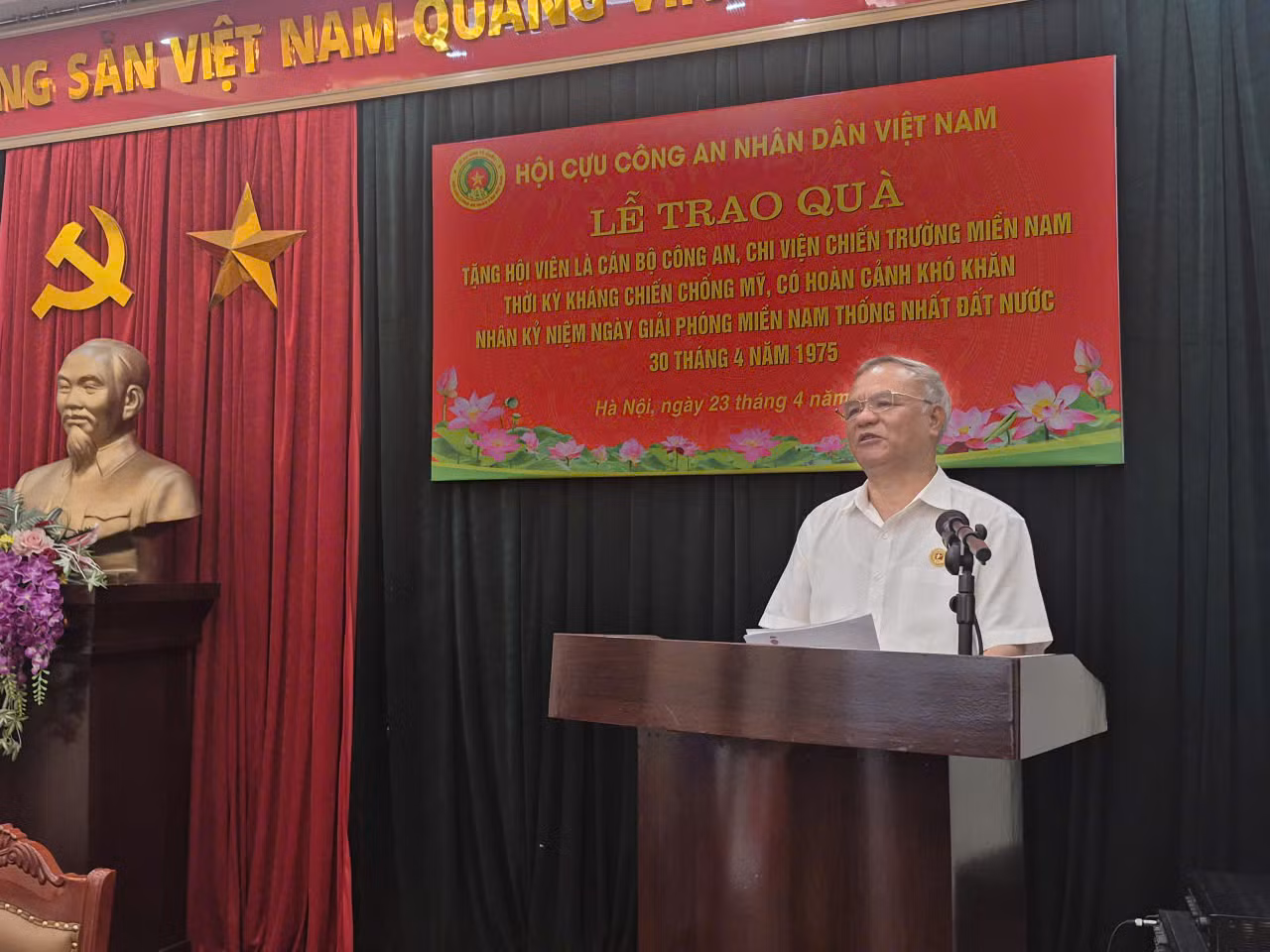 Hội Cựu CAND Việt Nam trao quà -0