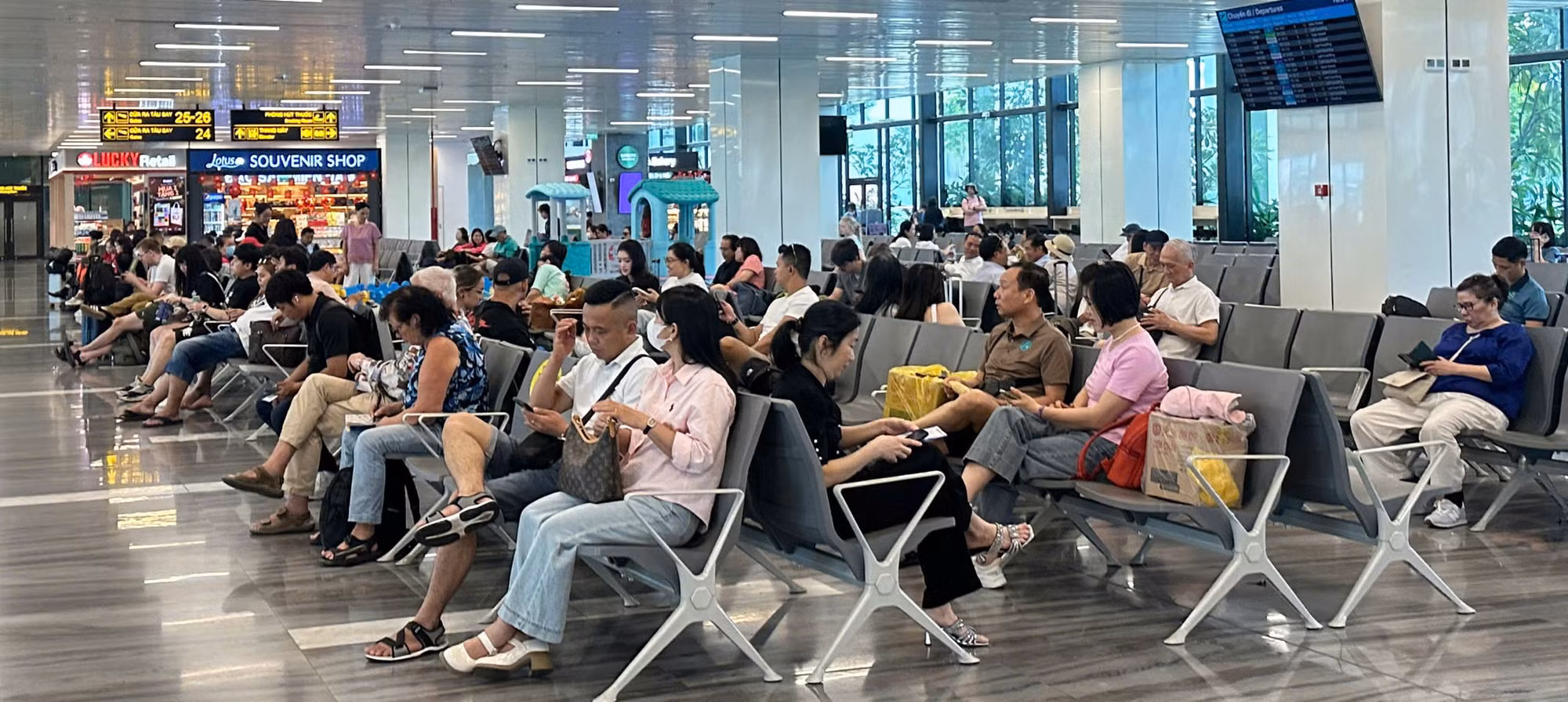 Ga hành khách sân bay Tân Sơn Nhất thông thoáng trong ngày đầu nghỉ lễ -0