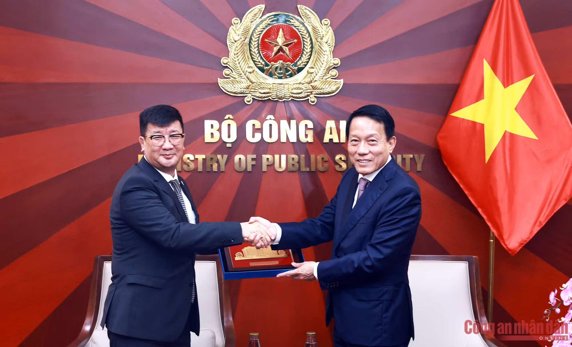 Bộ trưởng Lương Tam Quang tiếp Đại sứ Mông Cổ tại Việt Nam -0