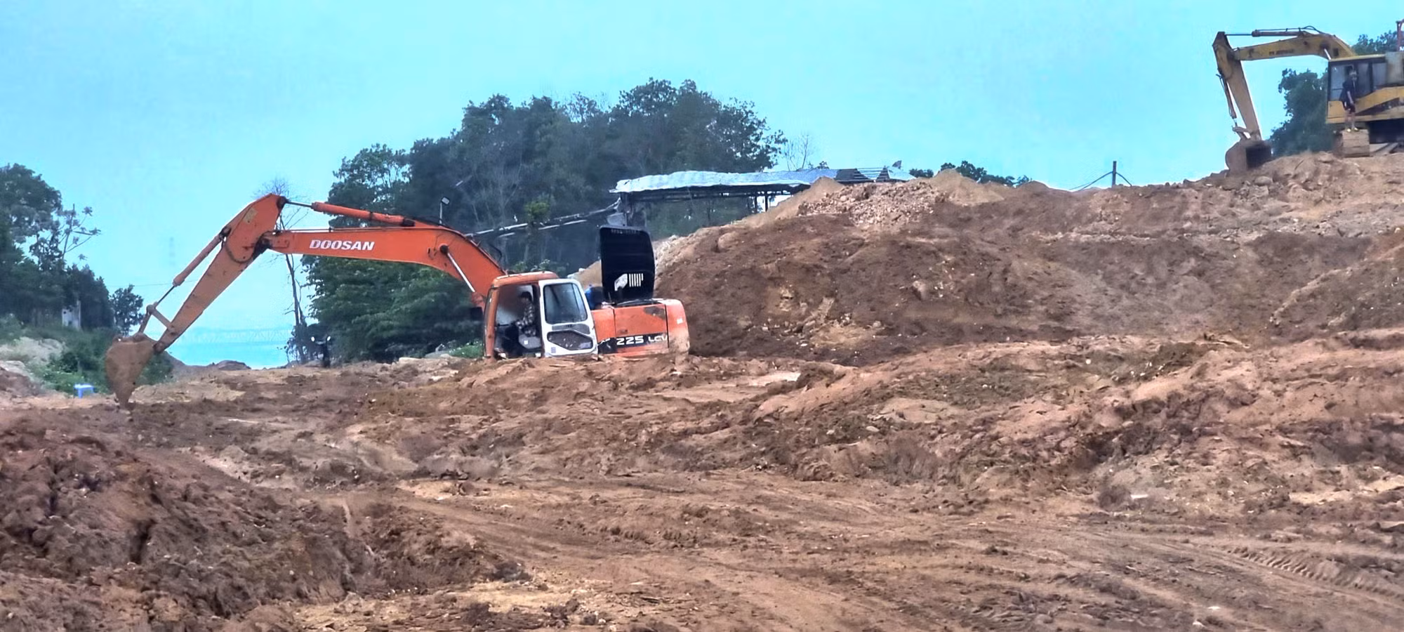 Hà Nội: Cần làm rõ trách nhiệm việc để bến bãi và trạm trộn bê tông hoạt động không phép, lấn sông - 0