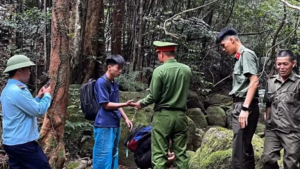 Công an xã Tây Yên Tử giải cứu 2 du khách đi lạc trong rừng sâu