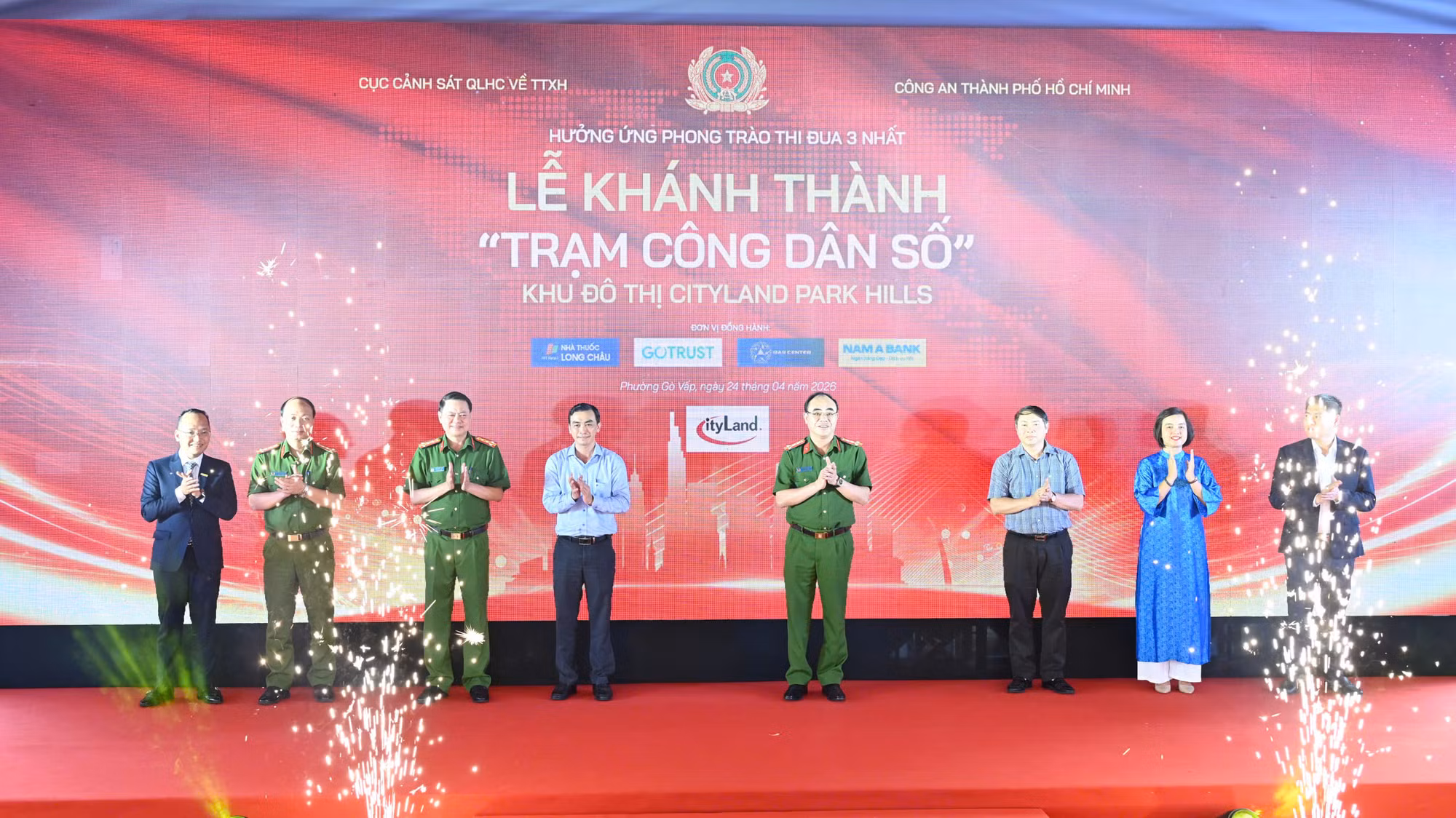 Lãnh đạo các đơn vị khánh thành Trạm công dân số.