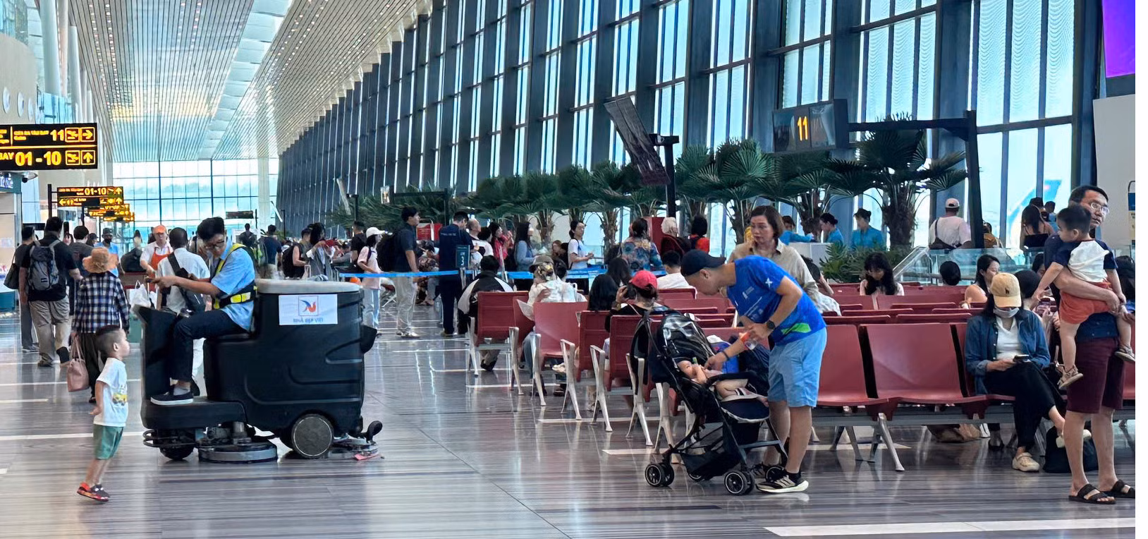 Ga hành khách sân bay Tân Sơn Nhất thông thoáng trong ngày đầu nghỉ lễ -0