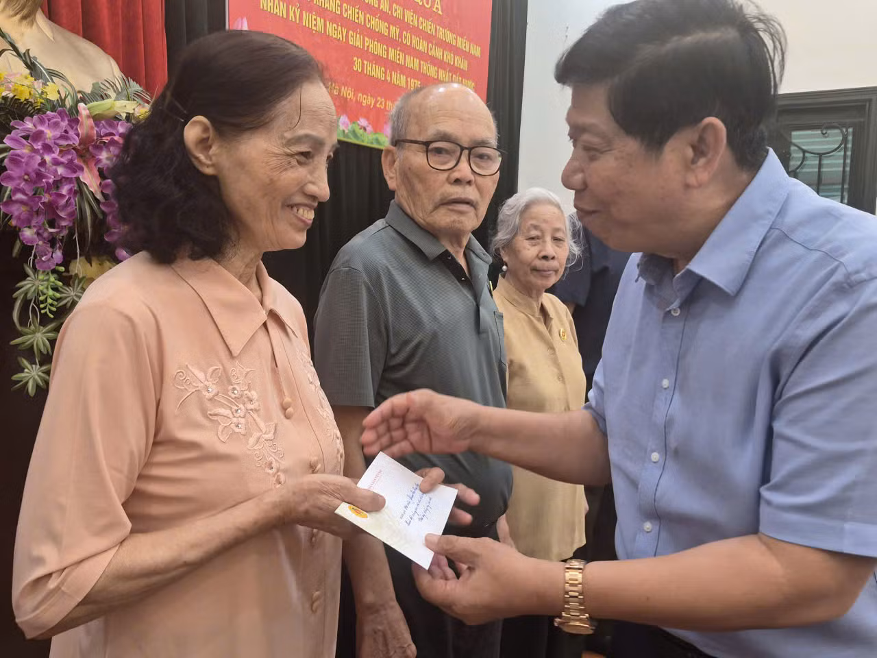 Hội Cựu CAND Việt Nam trao quà -0