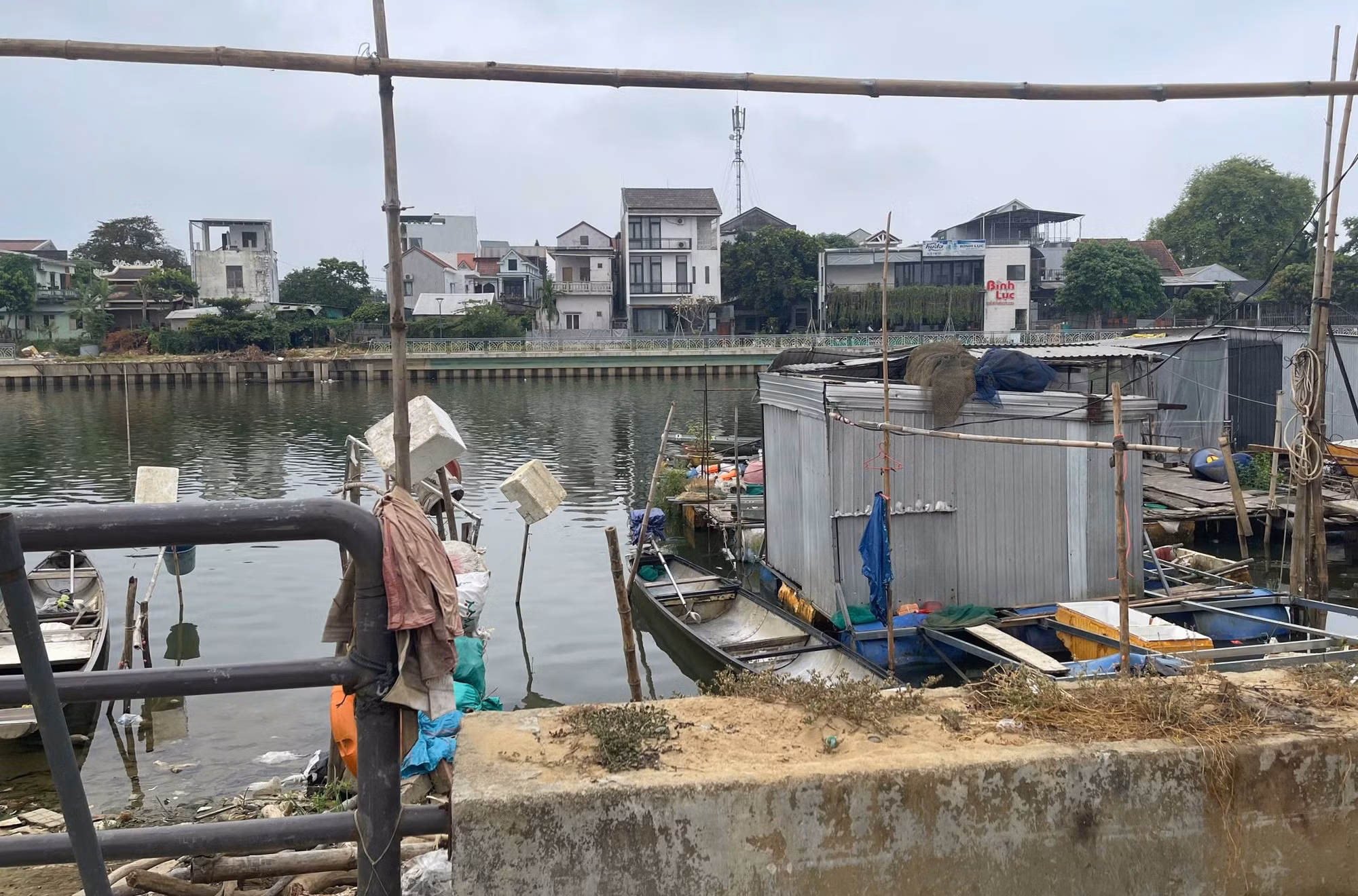 Chấn chỉnh tình trạng chiếm dụng mặt sông Như Ý nuôi cá lồng gây ô nhiễm môi trường -0