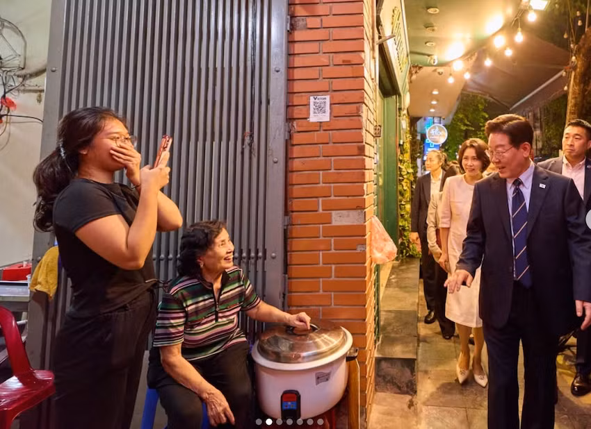 Tổng thống Hàn Quốc đội nón lá, kể chuyện dạo phố, trân trọng nụ cười Việt Nam -1