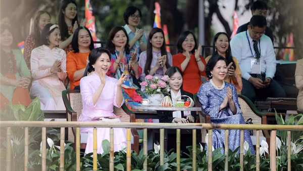 Phu nhân Ngô Phương Ly và phu nhân Tổng thống Hàn Quốc thưởng thức nghệ thuật rối nước