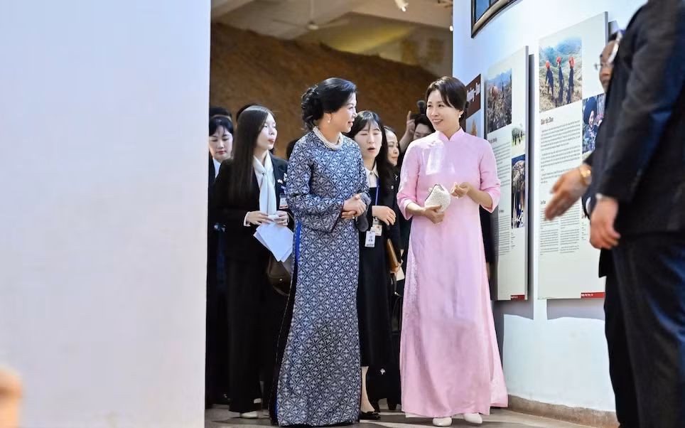 Phu nhân Tổng Bí thư, Chủ tịch nước Tô Lâm và phu nhân Tổng thống Hàn Quốc thăm Bảo tàng Dân tộc học Việt Nam -0