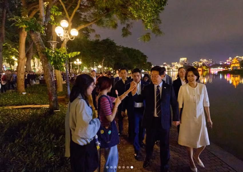 Tổng thống Hàn Quốc đội nón lá, kể chuyện dạo phố, trân trọng nụ cười Việt Nam -4