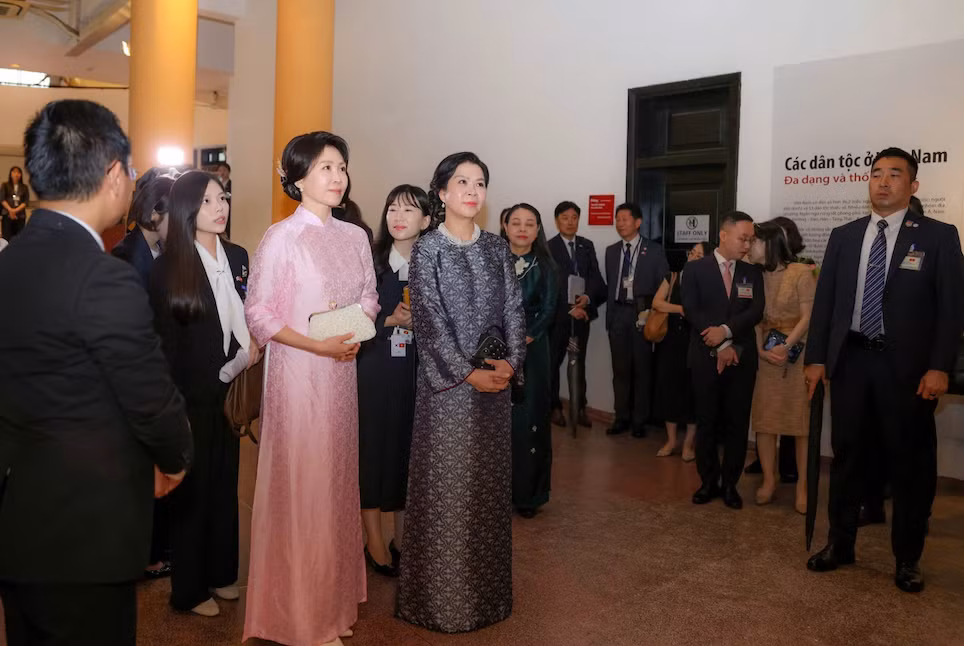 Phu nhân Tổng Bí thư, Chủ tịch nước Tô Lâm và phu nhân Tổng thống Hàn Quốc thăm Bảo tàng Dân tộc học Việt Nam -0