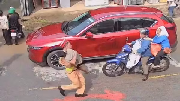 CSGT kịp thời cứu sống cháu bé bị điện giật tại Lễ hội Then Kin Pang