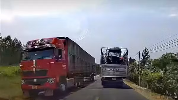 Va chạm với xe đầu kéo, hai người đi xe máy tử nạn trên quốc lộ 19C