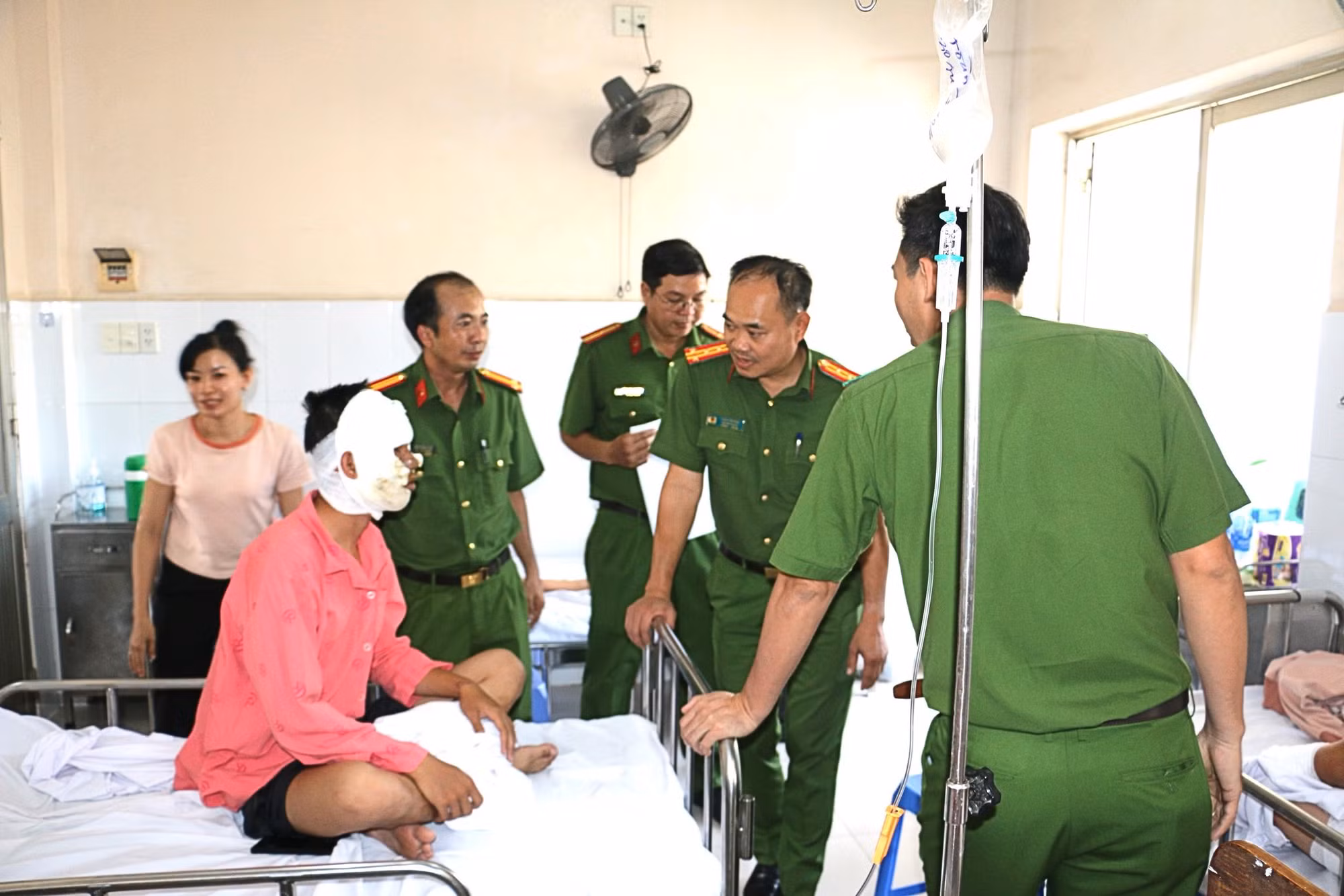 Kịp thời thăm hỏi, động viên cán bộ, chiến sĩ PCCC bị thương khi làm nhiệm vụ -0