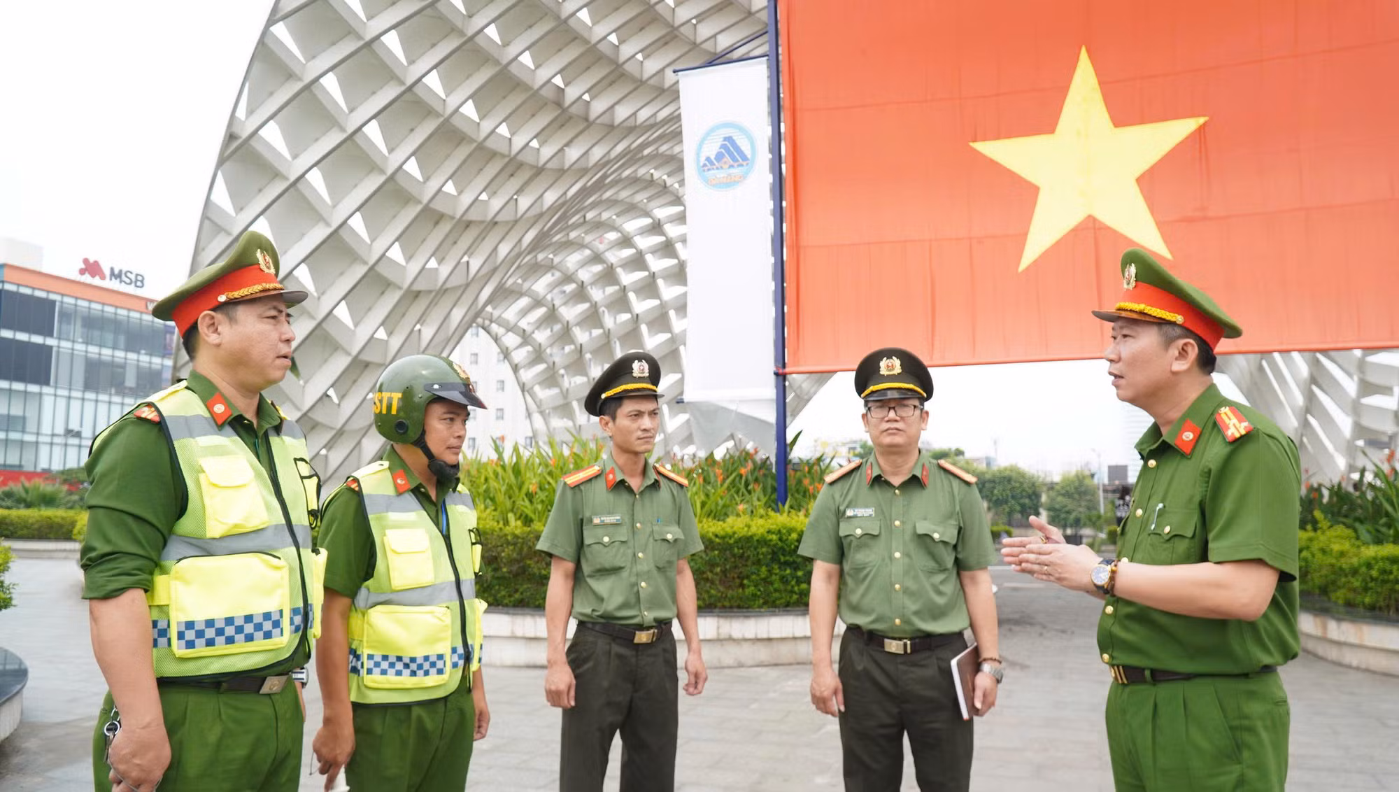 Người dân Đà Nẵng mãn nhãn xem lực lượng CAND hợp luyện trên sông Hàn, sẵn sàng cho khai mạc Gala “Tổ quốc bình yên” -1