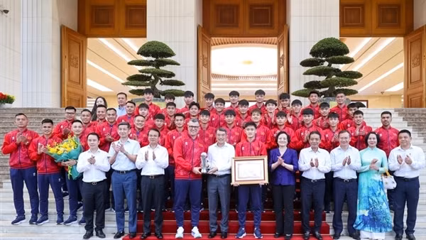 Thủ tướng Lê Minh Hưng gặp mặt, chúc mừng đội tuyển bóng đá nam U17 Việt Nam