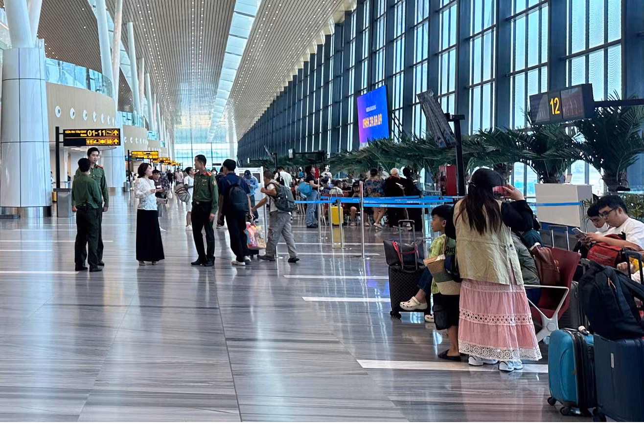 Ga hành khách sân bay Tân Sơn Nhất thông thoáng trong ngày đầu nghỉ lễ -0